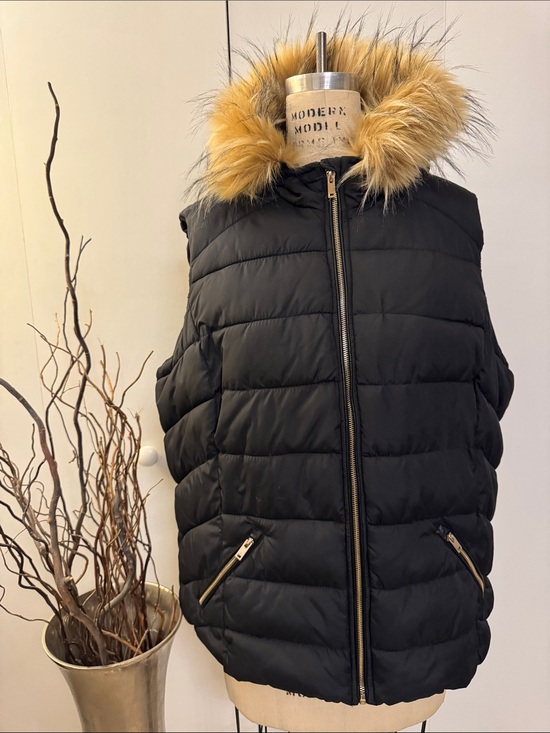 Cb Established 1962 Jackets & Blazers - CB Woman Black Quilted Puffer Vest with Faux Fur Trim